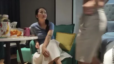 共享双胞胎齐娜齐琳38岁良家熟女阿姨风韵犹存跪着深喉插嘴穿着高跟鞋爆插