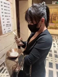 一起飞百度影音老公对不起我是随便给人操的荡妇当老公面边挨操边道歉