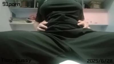 校花被工人在宿舍被强自慰喷尿，还蛮爽的