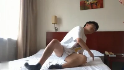 9.1免费版九幺奶子坚挺漂亮的大三美女和男友酒店无套肏逼流出