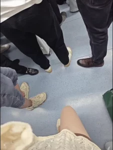 18未满不能进的福利社在地铁上就只穿了条丝袜