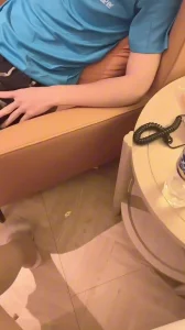 欧美性xxx18一20外卖小哥被长腿御姐勾引，送外卖到酒店结果被拿下，被内射真是舒服极了